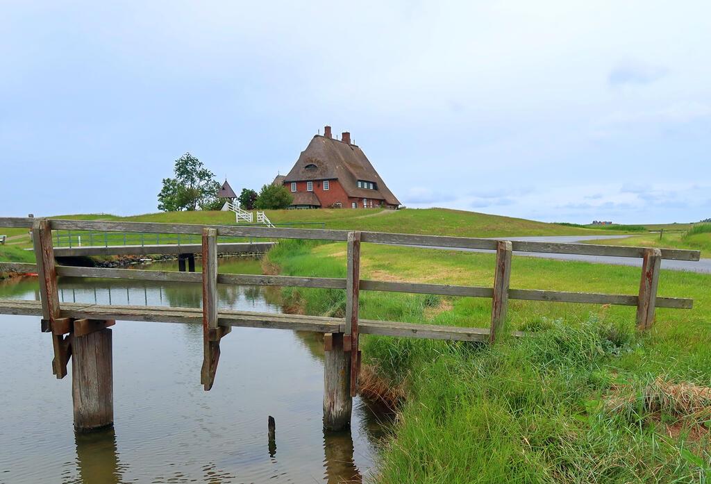 Kirchwarft, Brücke, Reetdachhaus